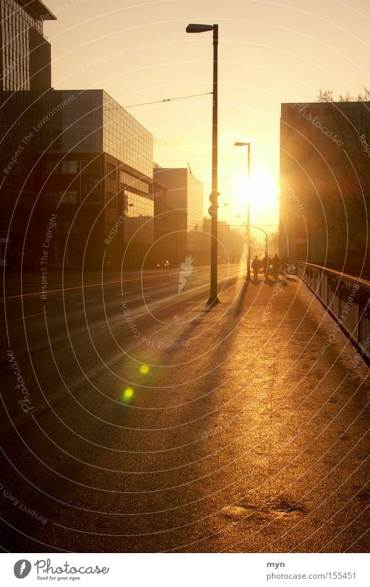 Wintersonne II Freude Glück schön Sonne Mensch Stadt Verkehrswege Stimmung Zufriedenheit Lebensfreude ästhetisch Sonnenuntergang Bremen Laterne Abenddämmerung