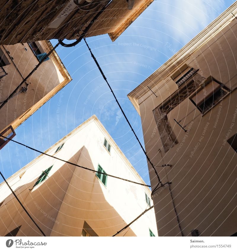 Luftkreuzung Stadt Altstadt Haus Gebäude Architektur Mauer Wand Fassade Fenster Kabel Kreuz Ecke eckig Farbfoto Außenaufnahme Detailaufnahme abstrakt