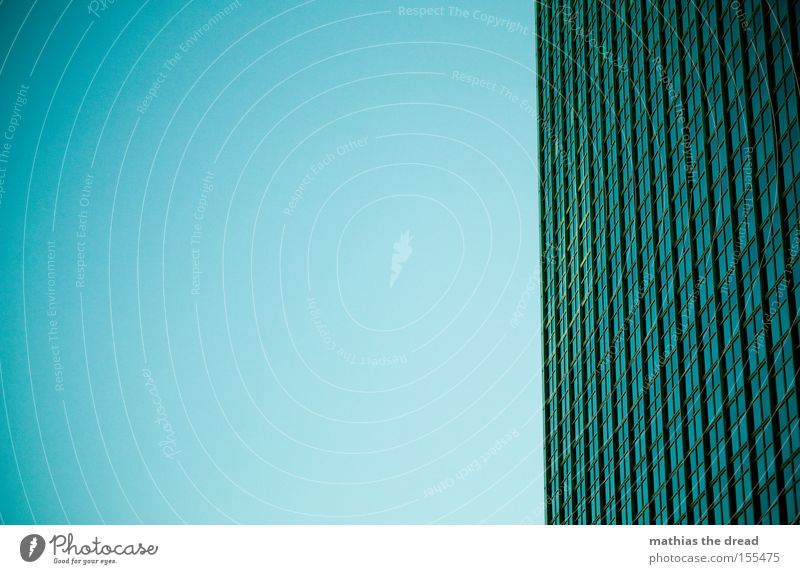 WELTENTRENNUNG Haus Hochhaus hoch groß blau Himmel bedrohlich majestätisch Fenster Fassade Linie Glasscheibe Wahrzeichen Denkmal