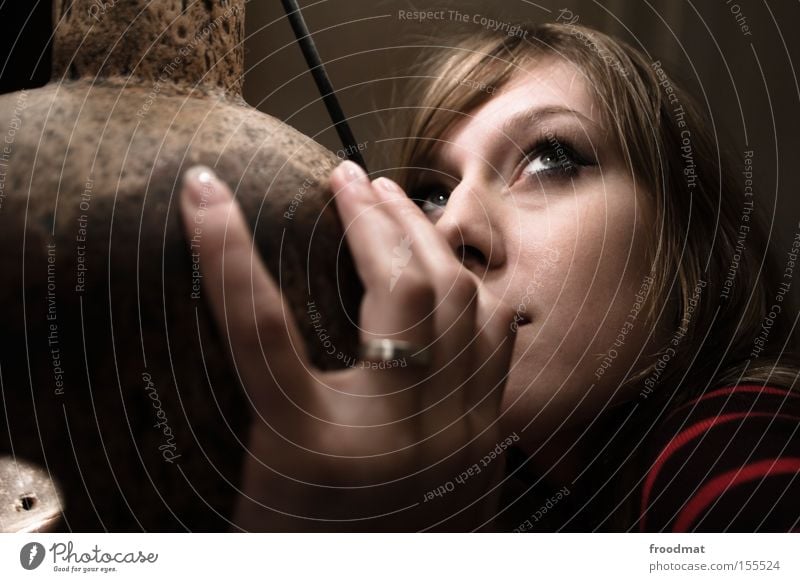 erdung Frau schön Bett Verlobung Ring Hand Lampe Licht retro Blick Denken Gesicht liegen Mensch