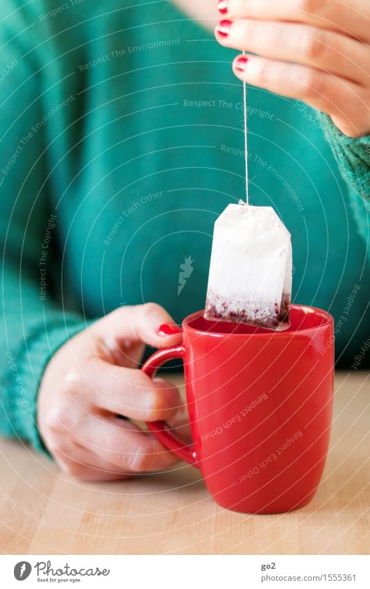 Tee Getränk trinken Heißgetränk Tasse Nagellack Gesundheit Gesunde Ernährung harmonisch Wohlgefühl Erholung ruhig Tisch Mensch feminin Frau Erwachsene Leben