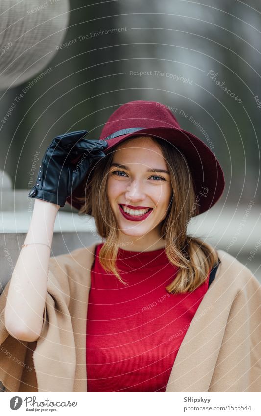 Frau, die auf dem Parkhintergrund mit weißen Blumen sitzt elegant Stil schön Mensch Mädchen Erwachsene Lippen Wetter Tulpe Mode Bekleidung Pullover Pelzmantel