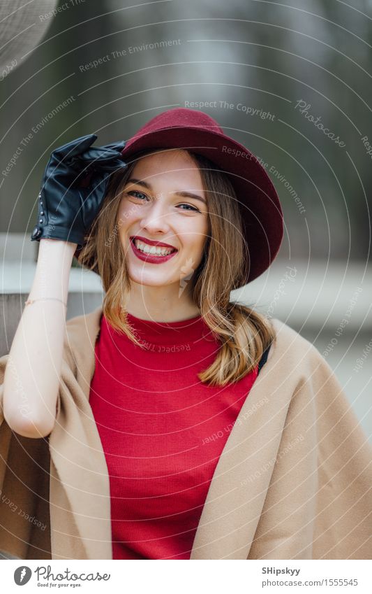 Frau, die auf dem Parkhintergrund mit weißen Blumen sitzt elegant Stil schön Mensch Mädchen Erwachsene Lippen Wetter Tulpe Mode Bekleidung Pullover Pelzmantel