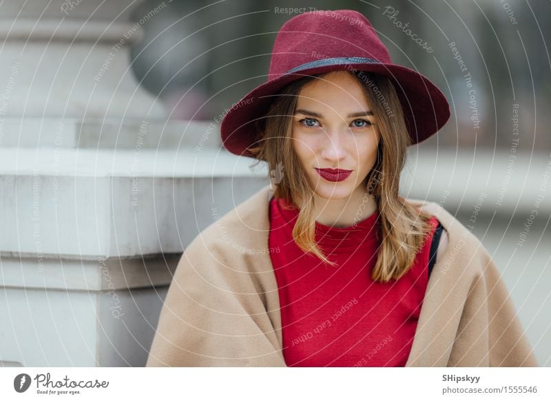 Frau, die auf dem Parkhintergrund mit weißen Blumen sitzt elegant Stil schön Mensch Mädchen Erwachsene Lippen Wetter Tulpe Mode Bekleidung Pullover Pelzmantel