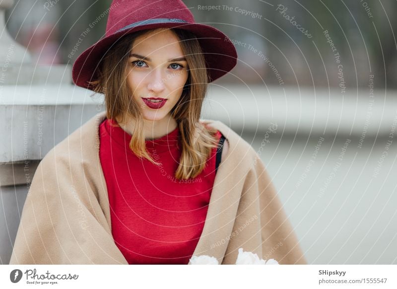 Frau, die auf dem Parkhintergrund mit weißen Blumen sitzt elegant Stil schön Mensch Mädchen Erwachsene Lippen Wetter Tulpe Mode Bekleidung Pullover Pelzmantel