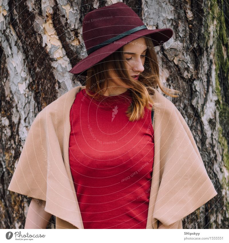 Frau, die auf dem Parkhintergrund mit Blumen steht elegant Stil schön Garten Mensch Mädchen Erwachsene Natur Wetter Tulpe Mode Bekleidung Pullover Pelzmantel