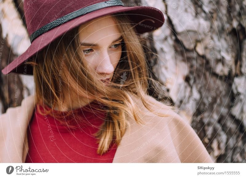 Frau, die auf dem Parkhintergrund mit Blumen steht elegant Stil schön Garten Mensch Mädchen Erwachsene Natur Wetter Tulpe Mode Bekleidung Pullover Pelzmantel