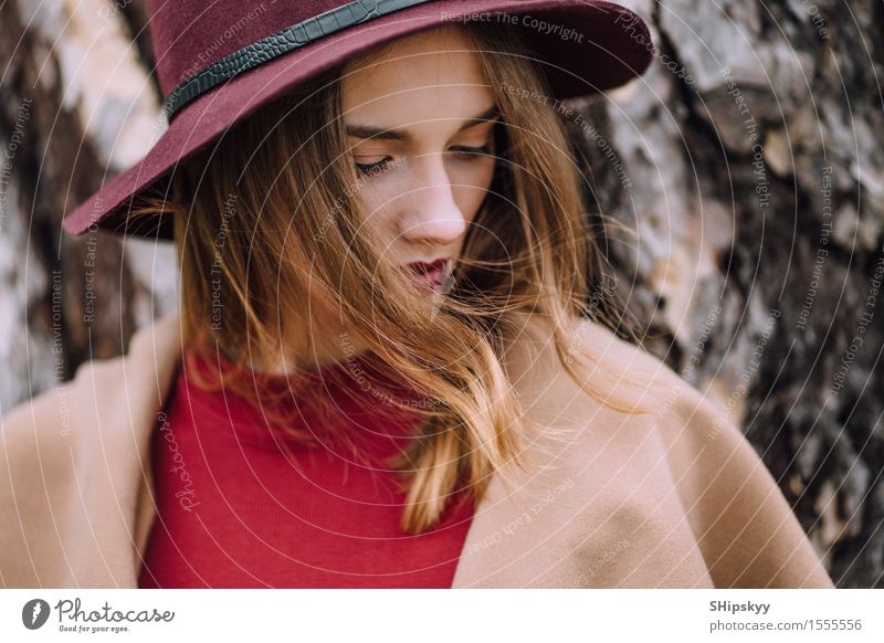 Frau, die auf dem Parkhintergrund mit Blumen steht elegant Stil schön Garten Mensch Mädchen Erwachsene Natur Wetter Tulpe Mode Bekleidung Pullover Pelzmantel