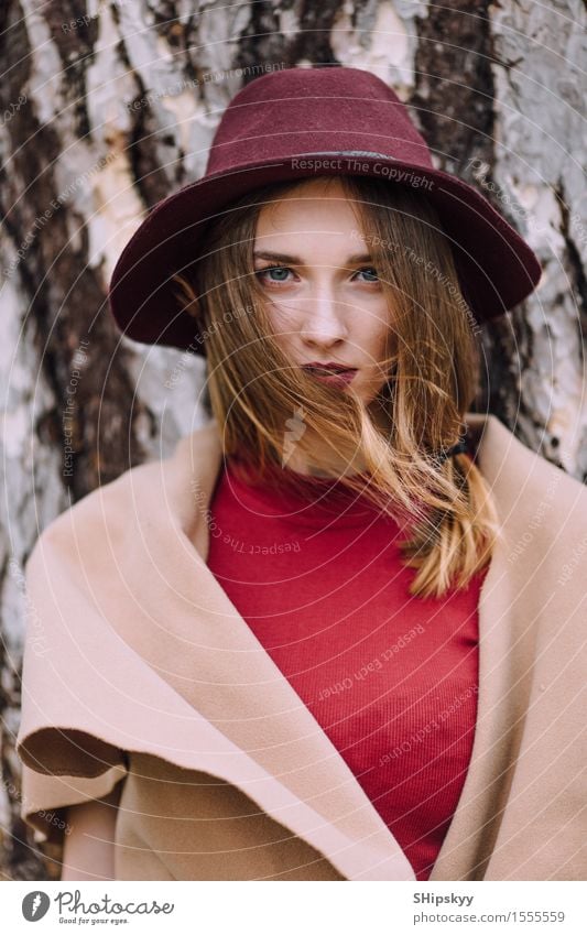 Frau, die auf dem Parkhintergrund mit Blumen steht elegant Stil schön Garten Mensch Mädchen Erwachsene Natur Wetter Tulpe Mode Bekleidung Pullover Pelzmantel