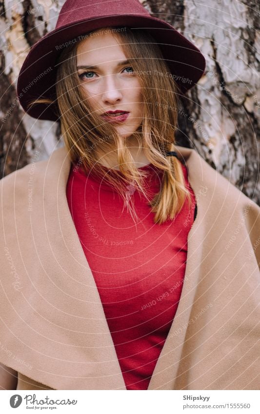 Frau, die auf dem Parkhintergrund mit Blumen steht elegant Stil schön Garten Mensch Mädchen Erwachsene Natur Wetter Tulpe Mode Bekleidung Pullover Pelzmantel