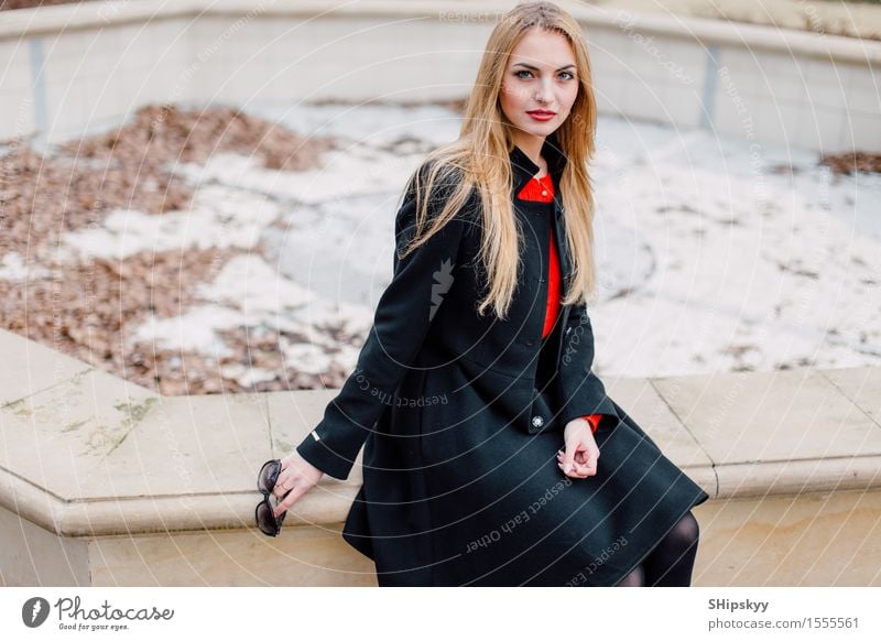 Frau, die auf der Straße mit Unschärfehintergrund steht Lifestyle elegant Stil schön Gesicht Schminke Mensch Mädchen Erwachsene Herbst Kleinstadt Stadt Mode