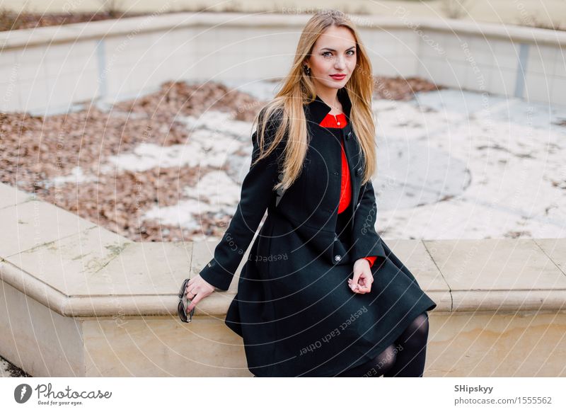 Frau, die auf der Straße mit Unschärfehintergrund steht Lifestyle elegant Stil schön Gesicht Schminke Mensch Mädchen Erwachsene Herbst Kleinstadt Stadt Mode