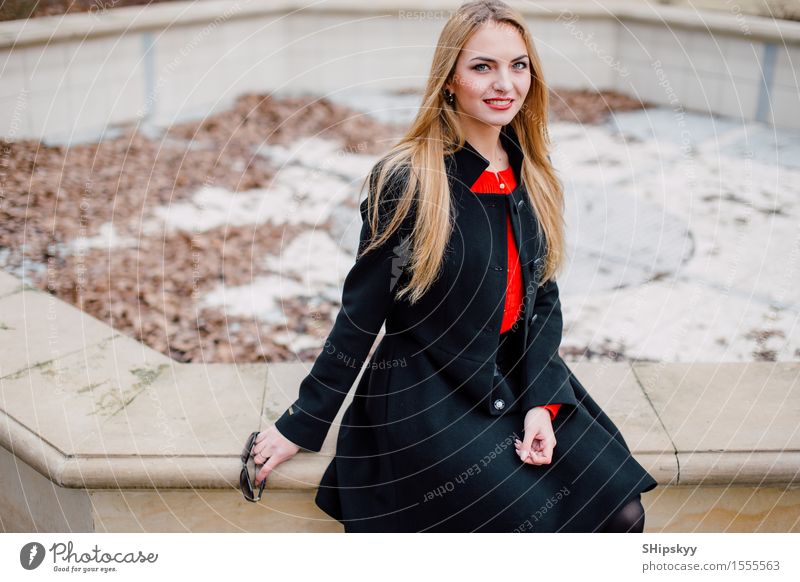 Frau, die auf der Straße mit Unschärfehintergrund steht Lifestyle elegant Stil schön Gesicht Schminke Mensch Mädchen Erwachsene Herbst Kleinstadt Stadt Mode