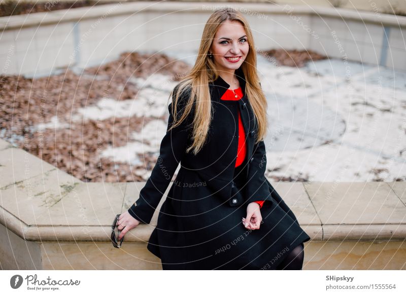 Frau, die auf der Straße mit Unschärfehintergrund steht Lifestyle elegant Stil schön Gesicht Schminke Mensch Mädchen Erwachsene Herbst Kleinstadt Stadt Mode