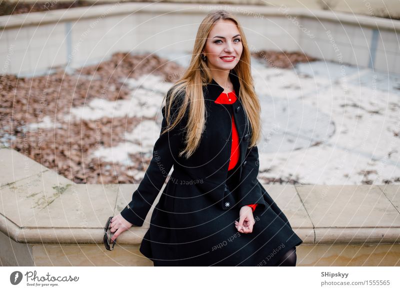 Frau, die auf der Straße mit Unschärfehintergrund steht Lifestyle elegant Stil schön Gesicht Schminke Mensch Mädchen Erwachsene Herbst Kleinstadt Stadt Mode