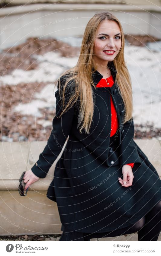 Frau, die auf der Straße mit Unschärfehintergrund steht Lifestyle elegant Stil schön Gesicht Schminke Mensch Mädchen Erwachsene Herbst Kleinstadt Stadt Mode