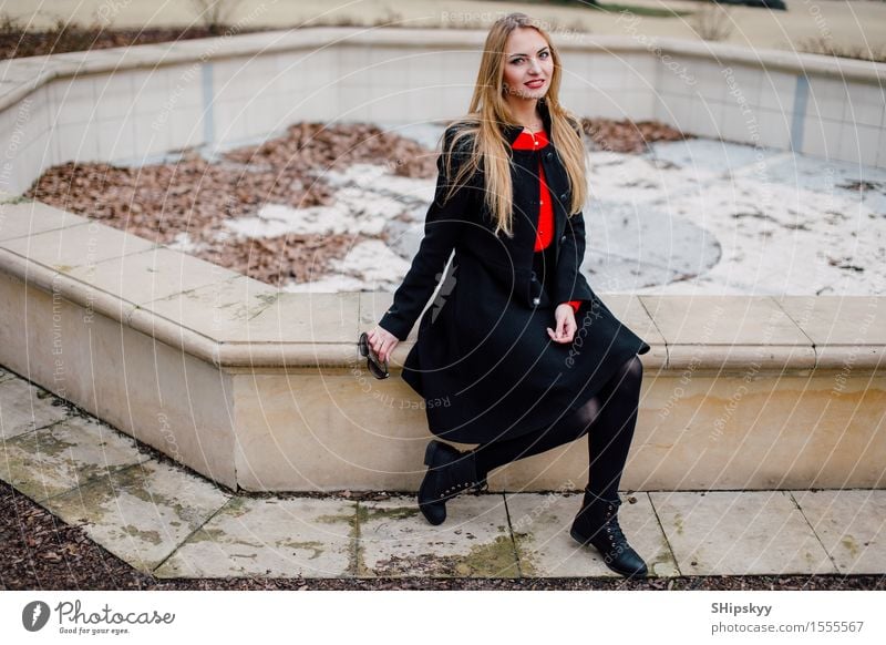 Frau, die auf der Straße mit Unschärfehintergrund steht Lifestyle elegant Stil schön Gesicht Schminke Mensch Mädchen Erwachsene Herbst Kleinstadt Stadt Mode