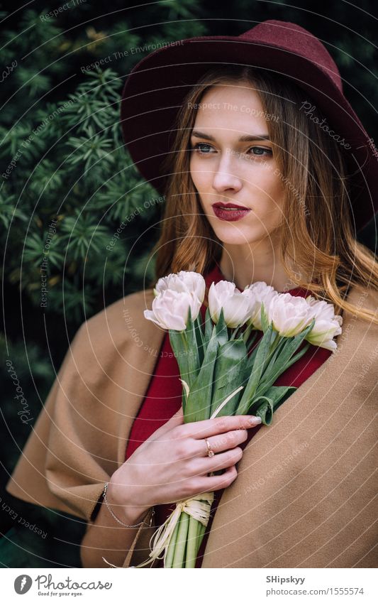 Hübsche Frau, die mit weißen Blumen steht elegant Glück schön Haut Gesicht Schminke Spa Sommer Mensch Mädchen Erwachsene Lippen Natur Himmel Mode Hut Lächeln