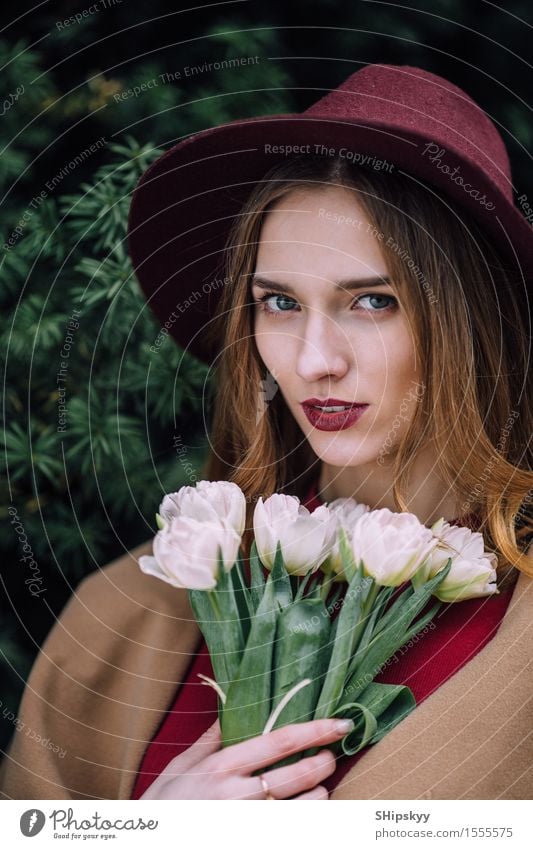 Hübsche Frau, die mit weißen Blumen steht elegant Glück schön Haut Gesicht Schminke Spa Sommer Mensch Mädchen Erwachsene Lippen Natur Himmel Mode Hut Lächeln