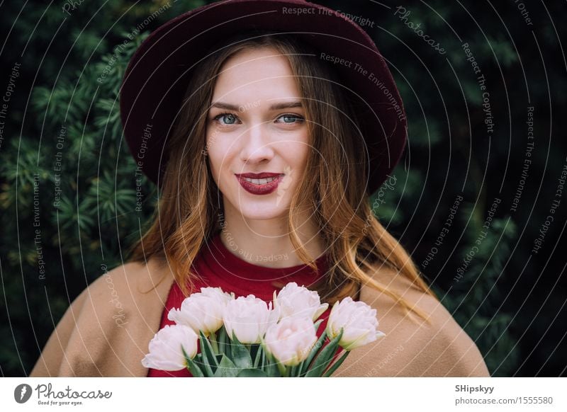 Hübsche Frau, die mit weißen Blumen steht elegant Glück schön Haut Gesicht Schminke Spa Sommer Mensch Mädchen Erwachsene Lippen Natur Himmel Mode Hut Lächeln