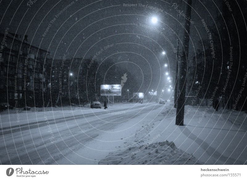 Troitskij Prospekt Winter Schnee Haus Baum Stadt Fenster Verkehrswege Straße PKW dunkel kalt Einsamkeit Laterne Russland KFZ Schwarzweißfoto Außenaufnahme Nacht