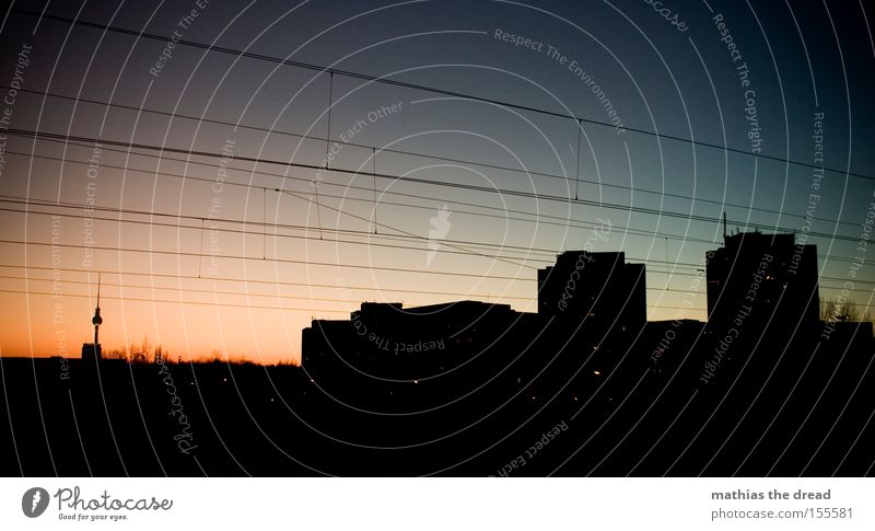 SCHÖNER GUCKEN Berliner Fernsehturm Alexanderplatz Berlin-Mitte Wahrzeichen Kugel Stadt schön Idylle Himmel Silhouette Sonnenuntergang rot Hochspannungsleitung