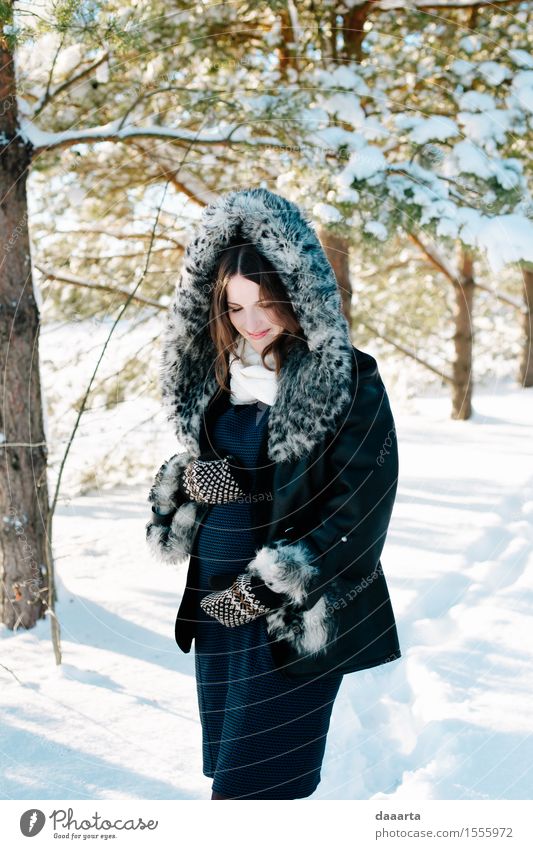 im Winter erwartet Lifestyle Stil Freude Leben harmonisch Freizeit & Hobby Abenteuer Freiheit Schnee Feste & Feiern feminin Junge Frau Jugendliche Mutter