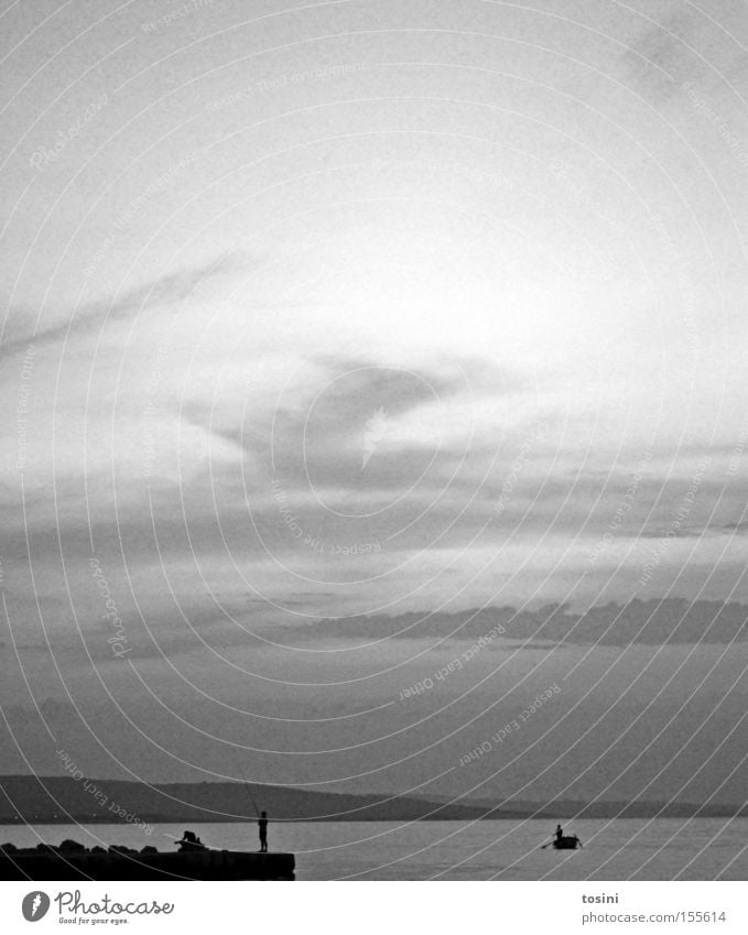 Anglerparadies Meer Wasserfahrzeug Fischer Himmel Wolken Strand Berge u. Gebirge Felsen Horizont Mensch Ferien & Urlaub & Reisen Ferne Kroatien Schwarzweißfoto