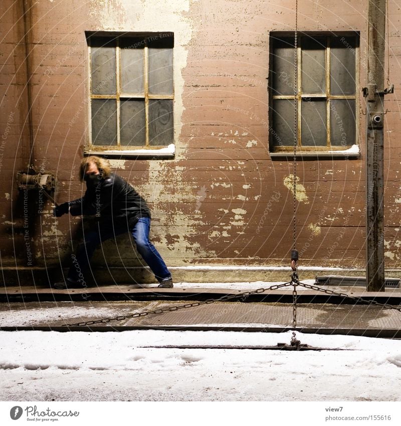 Bodenluke aufmachen drehen senken betätigen Aktion Arbeiter aussperren driften ausbreiten Schicksal Nacht Schichtarbeit Schauspieler Industriefotografie