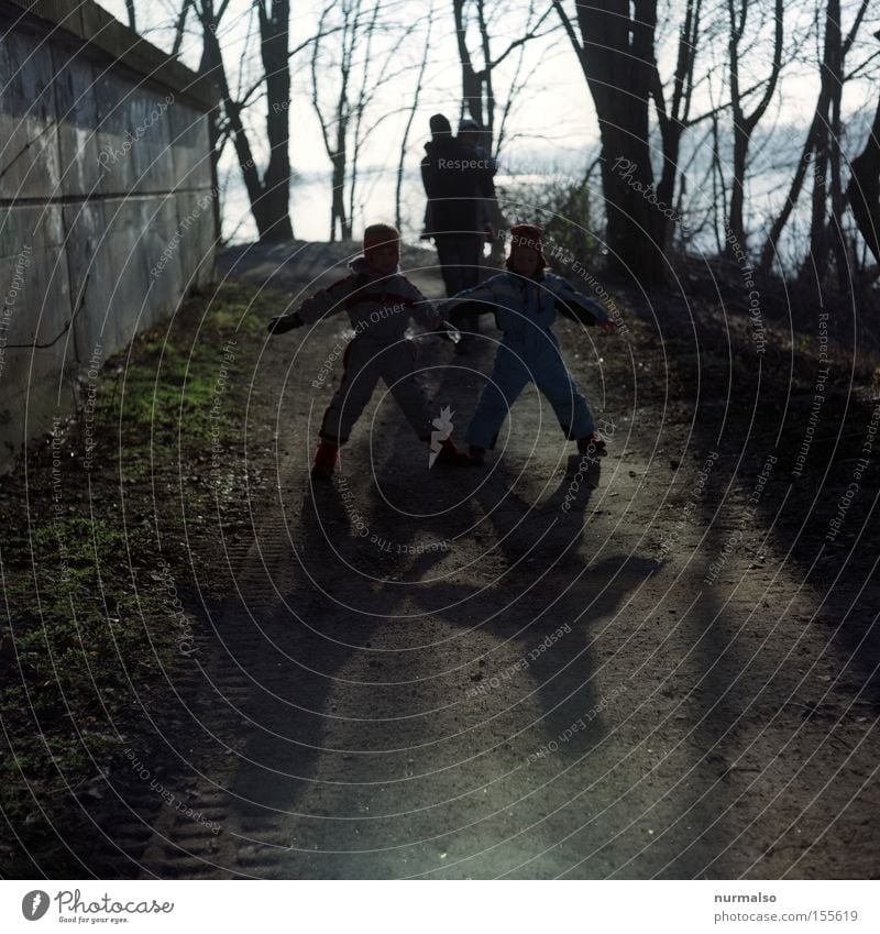 Kinder Kinder Familie & Verwandtschaft Vater Geschwister Schatten Spaziergang Winter Fluss Eisenbahnbrücke Buchstaben Spielen laufen Freude Menschengruppe Jan