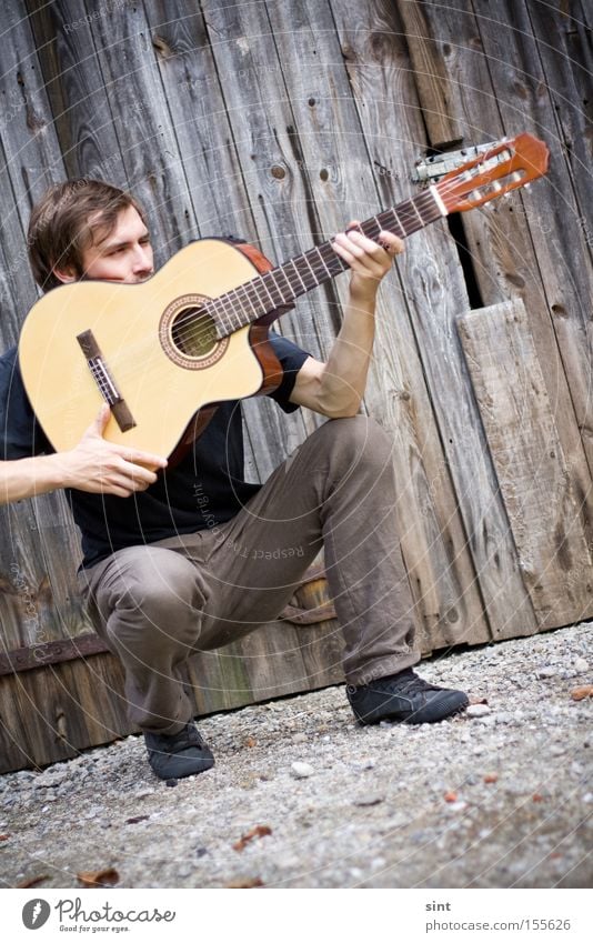 zielsicher Konzentration Jugendliche Musik Gitarre Sänger Jäger jagt aufschlagen Tophit Musikant Rocker Felsen Land Instrument holz