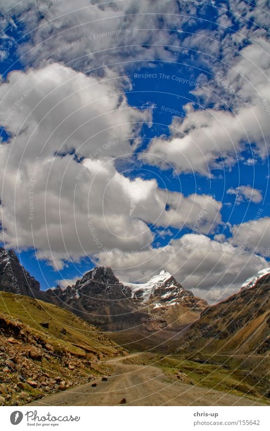 Straße im Andenhochland, Peru Wege & Pfade Landschaft Hochebene Berge u. Gebirge Wolken Himmel Schnee Gipfel Südamerika Felsen Verkehrswege felsmassiv