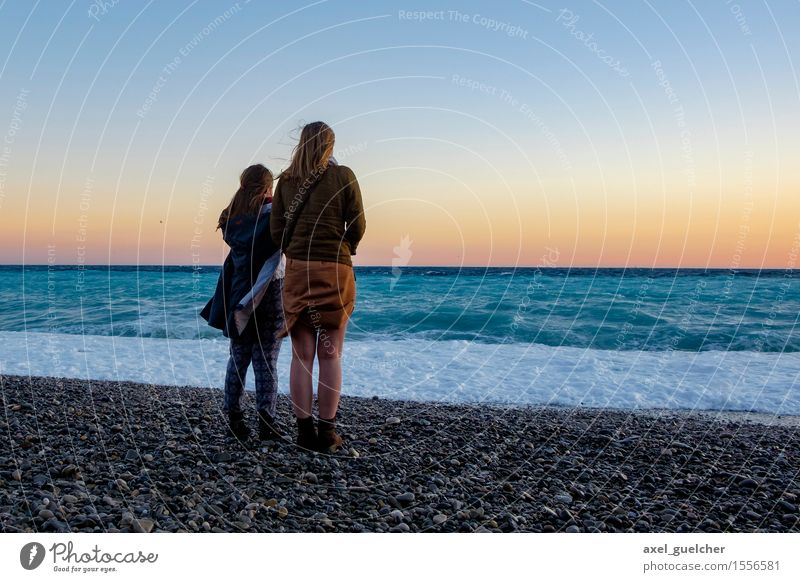 Sunset Together feminin Junge Frau Jugendliche Paar 2 Mensch 18-30 Jahre Erwachsene Natur Landschaft Wasser Himmel Sonnenaufgang Sonnenuntergang Schönes Wetter