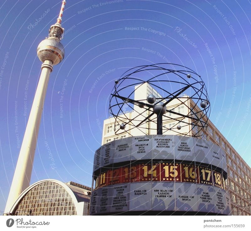 Berlin Alexanderplatz mit Fernsehturm und Weltzeituhr vor blauem himmel Erde Stadt Hauptstadt Wahrzeichen Denkmal Ziffern & Zahlen Zeit Treffpunkt Länder