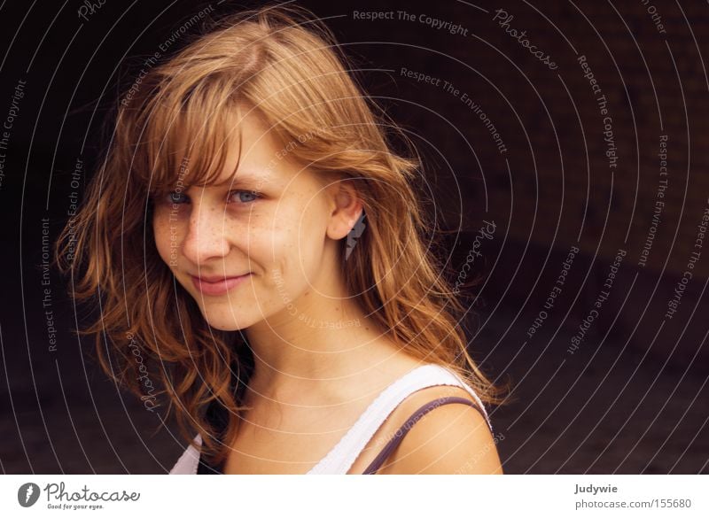 Lebensfreudig. Freude Fröhlichkeit Frau Jugendliche Top Sommer Glück schön hässlich lachen blau potrait