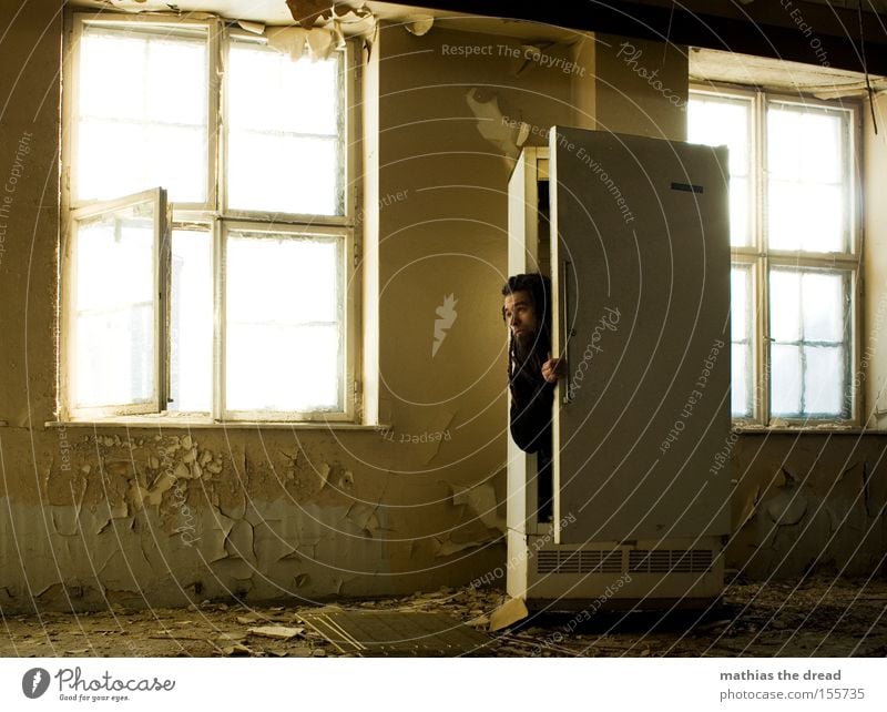 KUCKUCK Kühlschrank Eis kalt schäbig Gebäude Fenster Sonnenlicht Verfall verfallen Mann Schatten Blick verstecken Schutz Hallo Küche