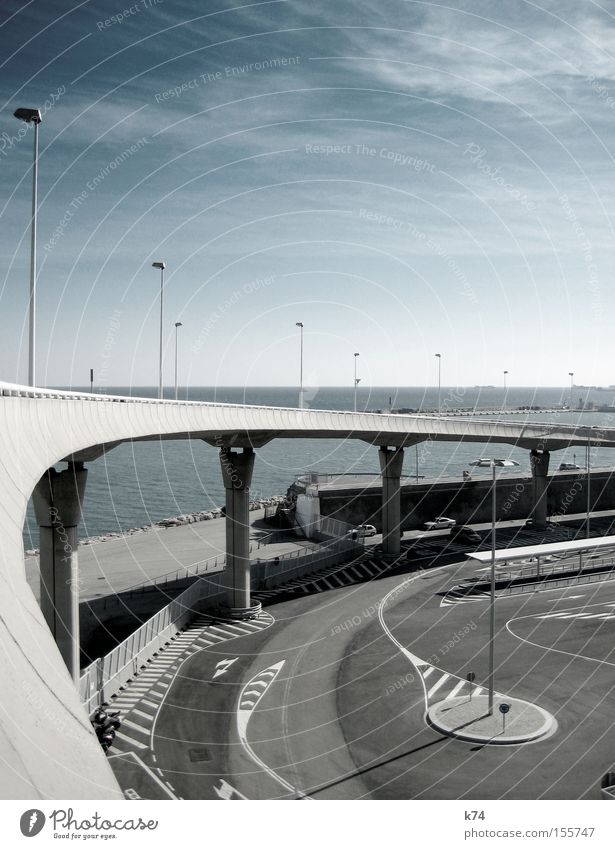 Brücke Hafen Laterne Beton Asphalt kalt Parkplatz leer Meer Wasserfahrzeug Architektur blau grau Verkehrswege