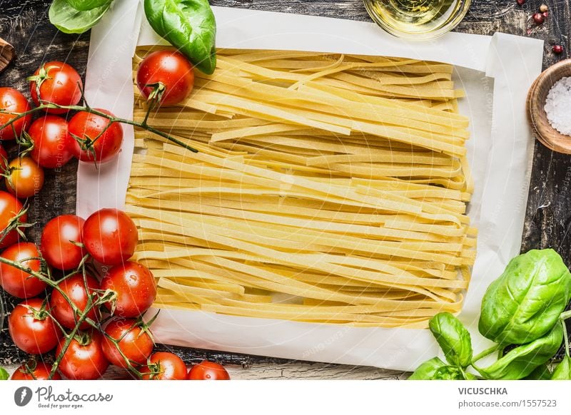 Eiernudeln in Packpapier und frische Zutaten fürs Kochen Lebensmittel Gemüse Getreide Teigwaren Backwaren Kräuter & Gewürze Ernährung Mittagessen Abendessen