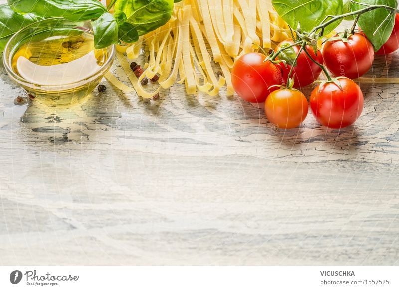 Nudeln mit frischen Zutaten fürs Kochen Lebensmittel Gemüse Teigwaren Backwaren Kräuter & Gewürze Öl Ernährung Mittagessen Abendessen Festessen Bioprodukte