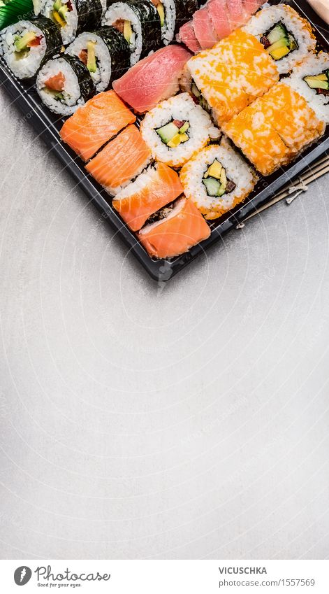 Sushi Menü in Transportbox Fisch Ernährung Mittagessen Abendessen Büffet Brunch Festessen Bioprodukte Vegetarische Ernährung Diät Stil Restaurant Design