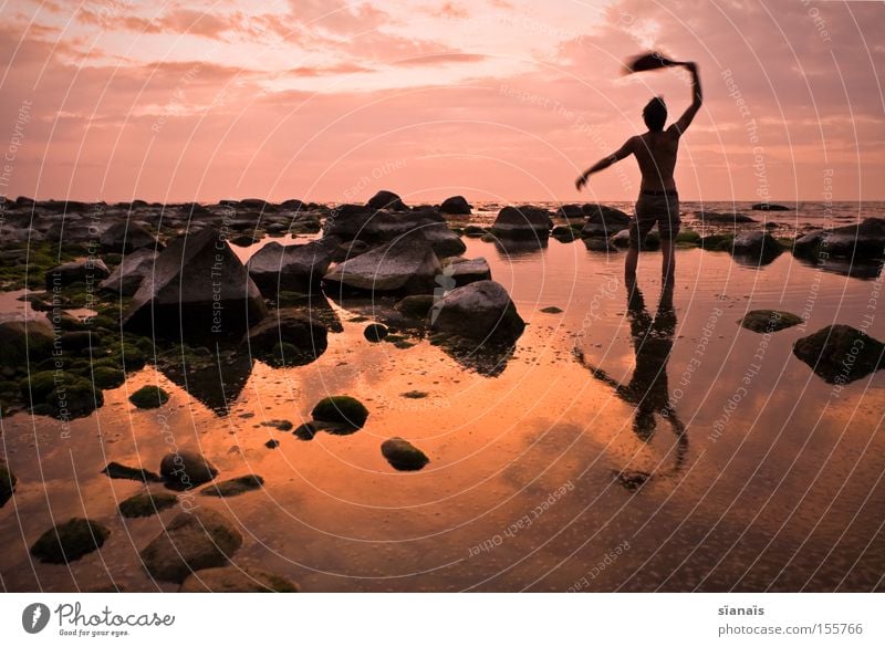 Robinsonade Rügen Meer Wasser Spiegel Ostsee Silhouette Mensch Sonnenuntergang Dämmerung Stein Reflexion & Spiegelung Schiffbruch Fernweh Abschied Mann