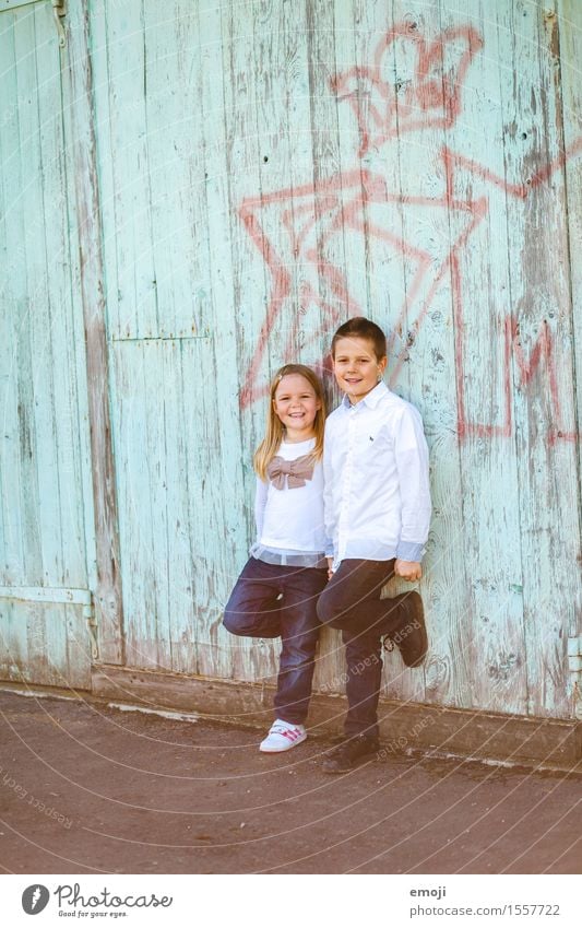 2 Mädchen Junge Geschwister Freundschaft Kindheit Mensch 8-13 Jahre Freundlichkeit Fröhlichkeit Zusammensein Glück lachen Körperhaltung stehen Farbfoto