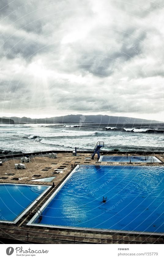 einsamer schwimmer Farbfoto Außenaufnahme Textfreiraum oben Tag Wellness Erholung Schwimmen & Baden Ferien & Urlaub & Reisen Strand Meer Schwimmbad Wasser