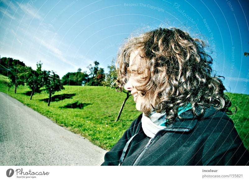 nein! Himmel Wolken grün frisch Wiese Baum Straße Wege & Pfade Feld Grundbesitz Landschaft Hügel Locken Haare & Frisuren Schal Jugendliche