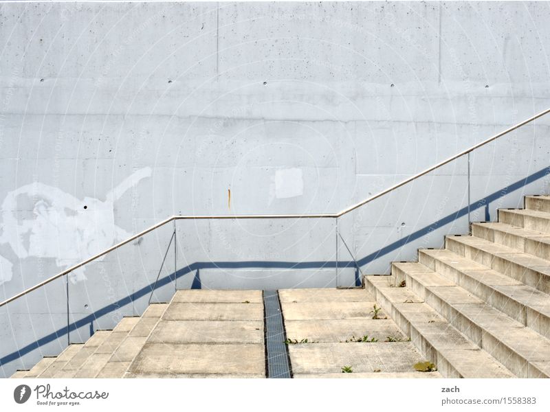 links, rechts, zum Bäcker Stadt Stadtrand Menschenleer Tunnel Mauer Wand Treppe Fassade laufen alt blau Einsamkeit Farbfoto Außenaufnahme Muster