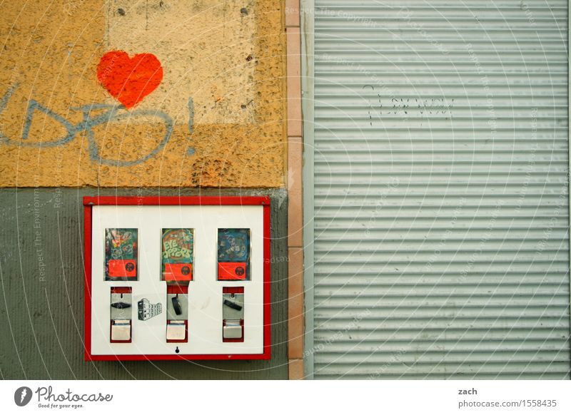 Investitionsmöglichkeit Süßwaren Kaugummi Kind Stadt Stadtzentrum Haus Mauer Wand Fassade Graffiti Herz Linie retro grau Kindheit Vergangenheit Automat