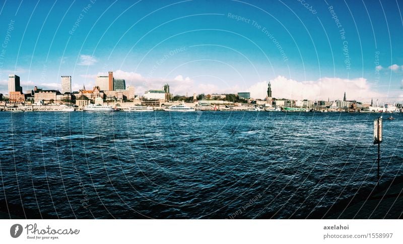 Hamburg Landungsbrücken Fluss Stadt Hafenstadt Skyline Menschenleer Schifffahrt Abenteuer Hamburger Hafen Farbfoto mehrfarbig Außenaufnahme Textfreiraum unten