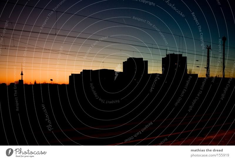 SCHÖNER GUCKEN Berliner Fernsehturm Alexanderplatz Berlin-Mitte Wahrzeichen Kugel Stadt schön Idylle Himmel Silhouette Sonnenuntergang rot Hochspannungsleitung