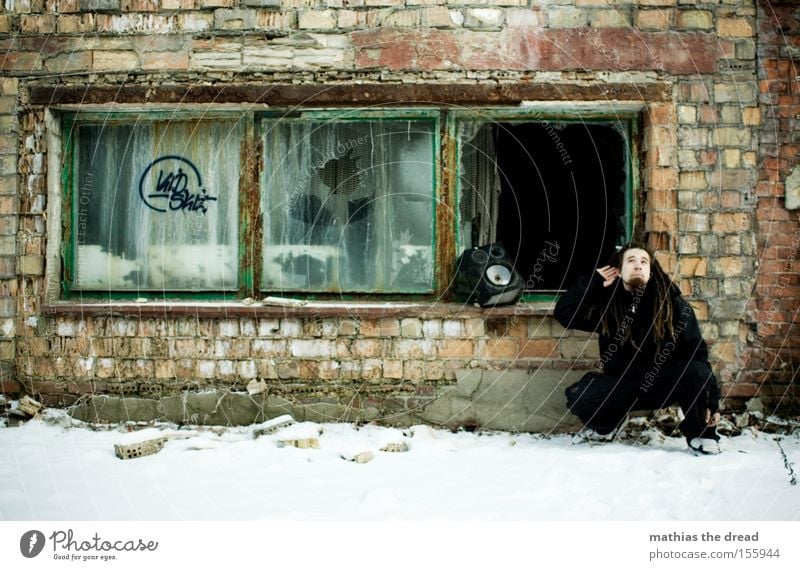 LAUSCHANGRIFF Musik Lautsprecher Jugendkultur Rastalocken Wand Backstein Schnee Fenster kalt hören schäbig verfallen Konzert Mann