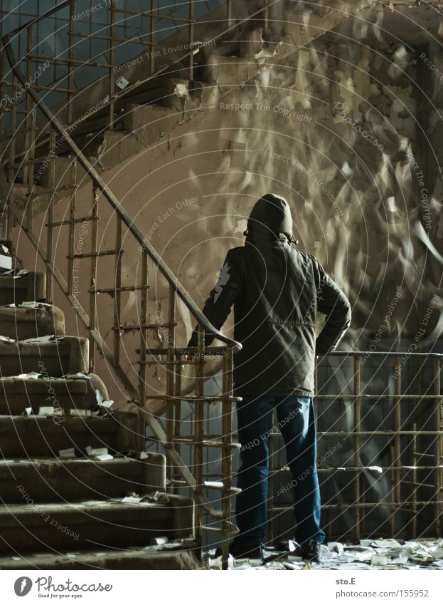 schnee im treppenhaus Treppenhaus Mensch alt verfallen dreckig Illusion Halt Geländer chaotisch kalt absurd